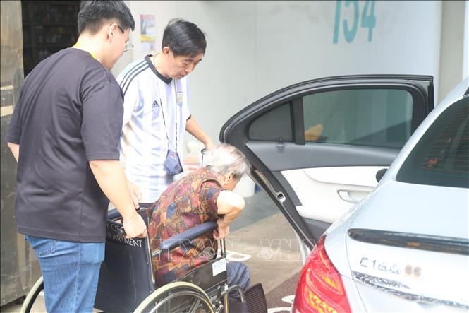 Nhiều cử tri Singapore có độ tuổi cao được hỗ trợ tại điểm bỏ phiếu. Ảnh: Tất Đạt - P/v TTXVN tại Singapore