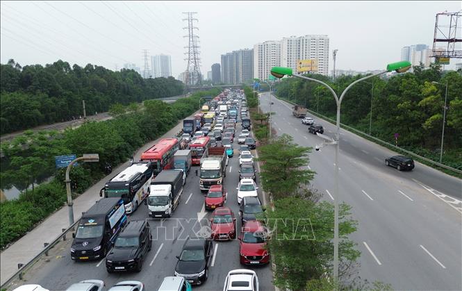 Lượng phương tiện đông đúc tại cửa ngõ phía Nam Thủ đô khiến việc di chuyển rất khó khăn. Ảnh: Quốc Khánh - TTXVN