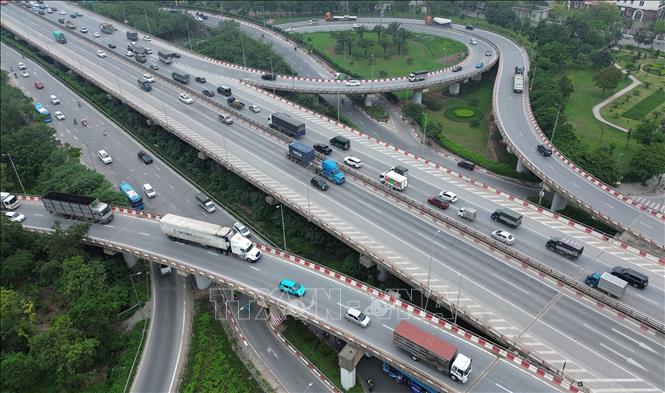 Nút giao đường vành đai 3 - Cao tốc Pháp Vân - Cầu Giẽ - đường Đỗ Mười lượng phương tiện tăng cao hướng vào nội đô Hà Nội. Ảnh: Quốc Khánh - TTXVN
