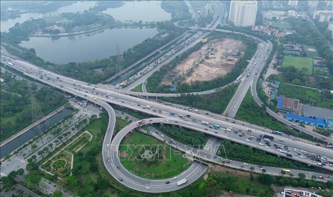 Nút giao đường vành đai 3 - Cao tốc Pháp Vân - Cầu Giẽ - đường Đỗ Mười lượng phương tiện tăng cao hướng vào nội đô. Ảnh: Quốc Khánh - TTXVN