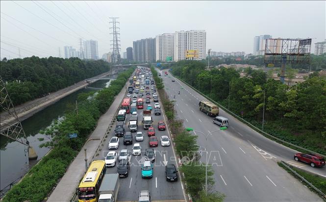 Lượng phương tiện mỗi lúc mội đông, xảy ra ùn tắc cục bộ tại cao tốc Pháp Vân - Cầu Giẽ hướng về trung tâm Thành phố. Ảnh: Quốc Khánh - TTXVN