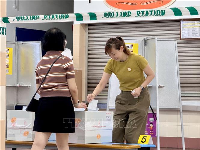 Cử tri bỏ phiếu tại khu vực bầu cử Jalan Besar. Ảnh: Đỗ Vân - PV TTXVN tại Singapore
