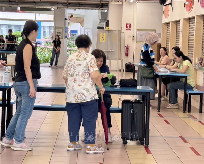 Cử tri Singapore đi thực hiện quyền và nghĩa vụ của công dân. Ảnh: Đỗ Vân - PV TTXVN tại Singapore