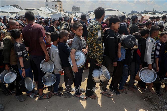 Người dân chờ nhận thực phẩm cứu trợ tại thành phố Gaza, ngày 2/5/2025. Ảnh: THX/TTXVN