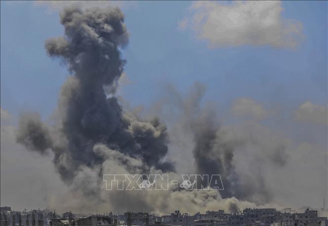 Khói bốc lên sau cuộc không kích của Israel tại thành phố Gaza, ngày 25/4/2025. Ảnh: THX/TTXVN