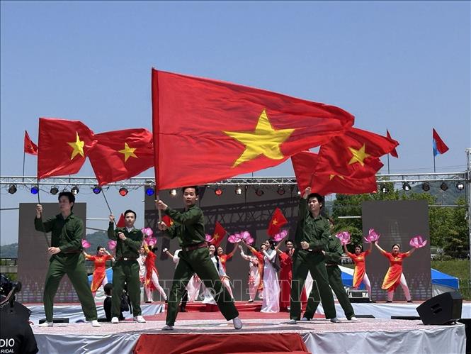 Liên khúc hát và múa “Đất nước trọn niềm vui – Như có Bác Hồ trong ngày vui đại thắng”. Ảnh: Nguyễn Tuyến - PV TTXVN tại Nhật Bản