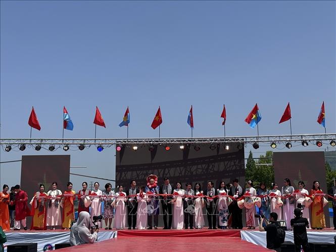 Các đại biểu cắt băng khai mạc Festival “50 năm hòa chung một nhịp đập” chào mừng 50 năm thống nhất đất nước. Ảnh: Nguyễn Tuyến - PV TTXVN tại Nhật Bản