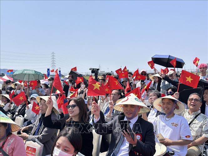 Cộng đồng người Việt Nam tại Nhật Bản hào hứng tham gia Festival “50 năm hòa chung một nhịp đập” chào mừng 50 năm thống nhất đất nước. Ảnh: Nguyễn Tuyến - PV TTXVN tại Nhật Bản