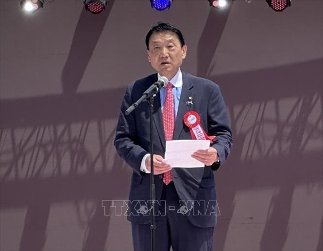 Thị trưởng thành phố Higashi Osaka, ông Yoshi Kazu Noda, phát biểu tại Festival “50 năm hòa chung một nhịp đập”. Ảnh: Nguyễn Tuyến - PV TTXVN tại Nhật Bản