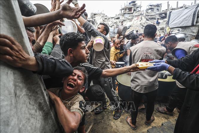 Người dân Palestine chờ nhận thực phẩm cứu trợ tại thành phố Gaza ngày 24/4/2025. Ảnh: THX/TTXVN