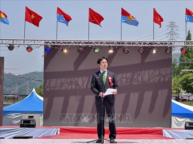 Nghị sĩ Hạ viện Nhật Bản, ông Iwaya Ryohei, phát biểu tại Festival “50 năm hòa chung một nhịp đập”. Ảnh: Nguyễn Tuyến - PV TTXVN tại Nhật Bản