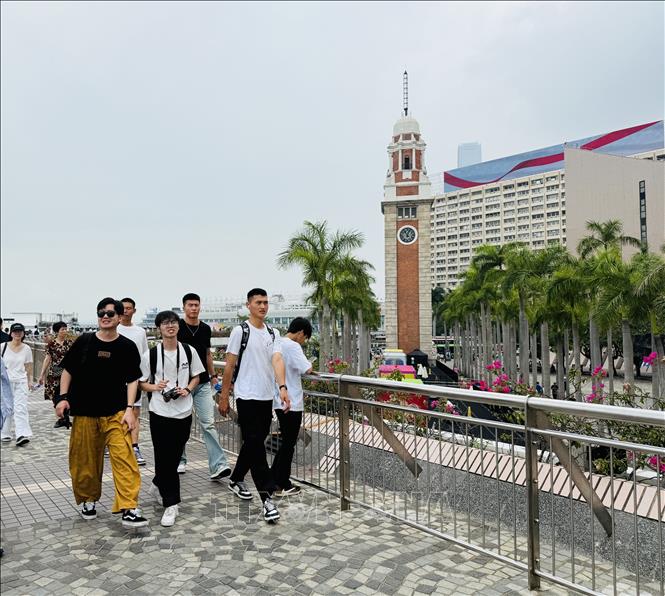 Du khách check in tại khu vực tháp đồng hồ Tsim Sha Tsui. Ảnh: Mạc Luyện - PV TTXVN tại Hong Kong (Trung Quốc)