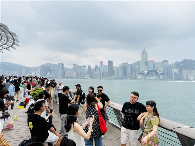 Du khách check in tại Đại lộ Ngôi sao. Ảnh: Mạc Luyện - PV TTXVN tại Hong Kong (Trung Quốc)