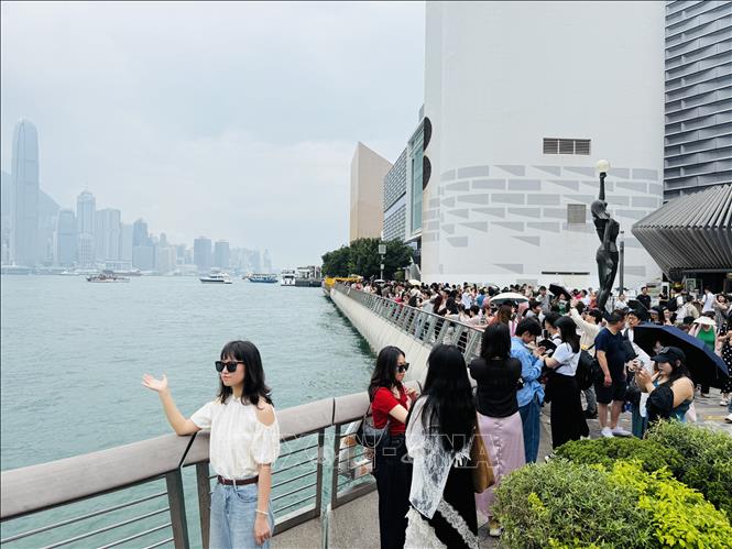 Đại lộ Ngôi sao luôn hút hút lượng đông du khách. Ảnh: Mạc Luyện - PV TTXVN tại Hong Kong (Trung Quốc)
