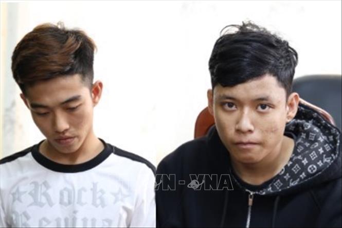 Hai đối tượng Sil và Kiệt tại cơ quan công an. Ảnh: TTXVN phát