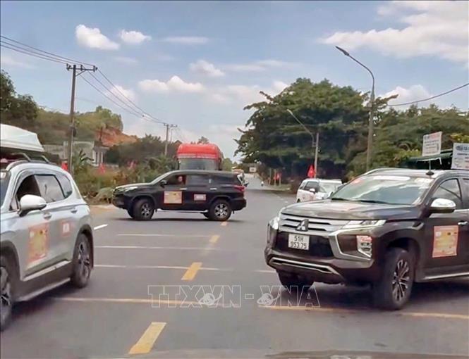 2 chiếc xe ngang nhiên đậu so le trên cả 2 chiều, chặn đường để đoàn xe doanh nhân băng qua Quốc lộ 20. Ảnh: TTXVN phát