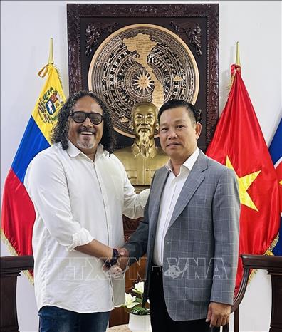 Deputy Minister of Culture of Venezuela Alí Alejandro Primera and Vietnamese Ambassador to Venezuela Vu Trung My. VNA/Photo by courtesy