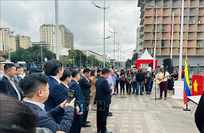 Deputy Minister of Culture of Venezuela Alí Alejandro Primera performs a song on Vietnam at the President Ho Chi Minh's Monument in Caracas in May 2024. VNA/Photo by courtesy