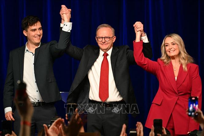 Đương kim Thủ tướng Australia Anthony Albanese (giữa) mừng chiến thắng của Công đảng trong cuộc bầu cử liên bang, tại Sydney, ngày 3/5/2025. Ảnh:    news24.com/TTXVN