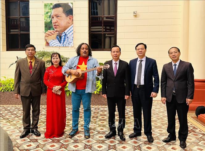 Deputy Minister of Culture of Venezuela Alí Alejandro Primera performs a song on Vietnam on the occasion of a Venezuela visit by a delegation of the Communist Party of Vietnam in July 2023. VNA/Photo by courtesy