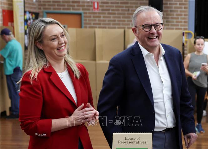 Đương kim Thủ tướng Australia Anthony Albanese (phải) bỏ phiếu bầu cử liên bang, tại Sydney, ngày 3/5/2025. Ảnh: REUTERS/TTXVN