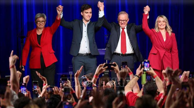 Đương kim Thủ tướng Australia Anthony Albanese (thứ 2, phải) mừng chiến thắng trong cuộc bầu cử liên bang, tại Sydney, ngày 3/5/2025. Ảnh: REUTERS/TTXVN