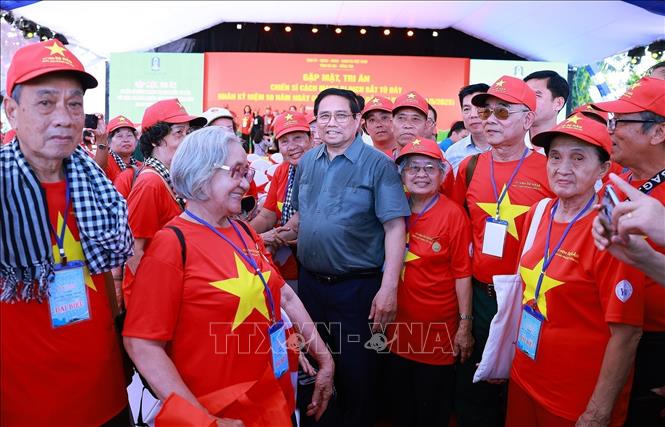 Prime Minister Pham Minh Chinh meets with Vietnamese revolutionaries who were imprisoned by enemy forces. VNA Photo: Dương Giang