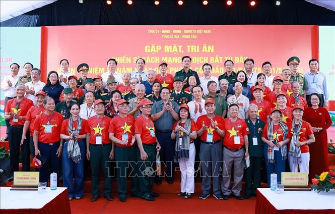 Prime Minister Pham Minh Chinh meets with Vietnamese revolutionaries who were imprisoned by enemy forces. VNA Photo: Dương Giang