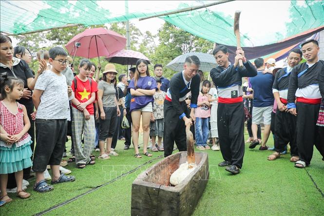 The daily and weekend activities at the Vietnam National Village for Ethnic Culture and Tourism attract visitors. VNA Photo