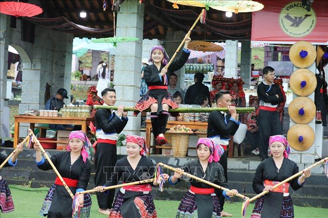 A traditional dance of H'Mong ethnic minority group from the northern province of Lai Chau. VNA Photo