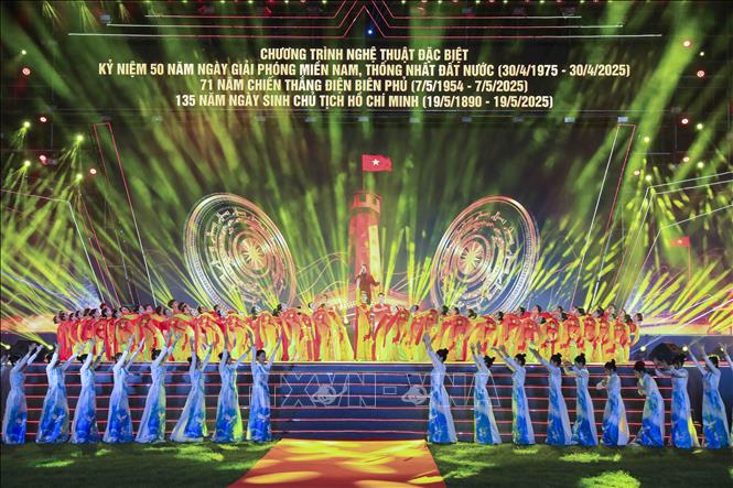 Chương trình nghệ thuật tái hiện những mốc son lịch sử của dân tộc với khí thế hào hùng, vẻ vang. Ảnh: Xuân Tư - TTXVN