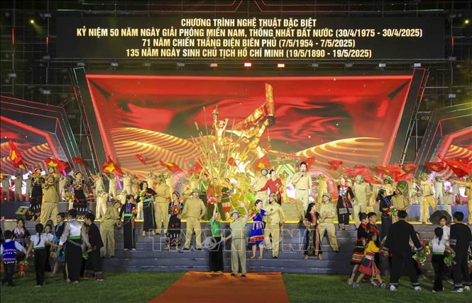Chương trình nghệ thuật tái hiện những mốc son lịch sử của dân tộc với khí thế hào hùng, vẻ vang. Ảnh: Xuân Tư - TTXVN