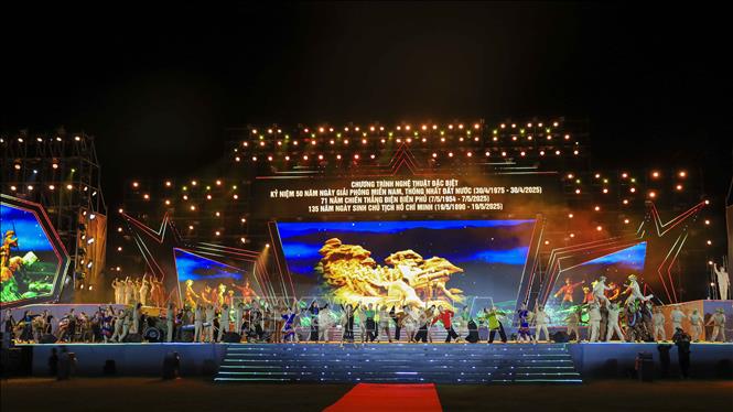 Một phân đoạn trong Chương 1 với chủ đề “Bản hùng ca bất diệt”. Ảnh: Xuân Tư - TTXVN