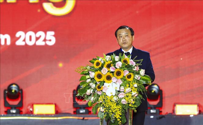 Phó Chủ tịch UBND tỉnh Điện Biên Vừ A Bằng phát biểu khai mạc chương trình. Ảnh: Xuân Tư - TTXVN