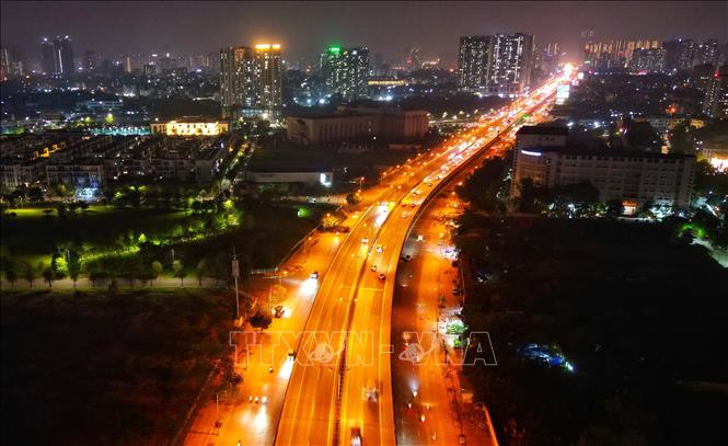 Hướng đi cầu Thanh Trì thông thoáng cả trên lẫn dưới trên tuyến đường Vành đai 3 tối 3/5 (ảnh chụp lúc 21 giờ). Ảnh: Tuấn Anh - TTXVN 
