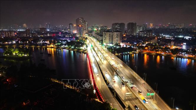 Tối 3/5, mặc dù nhiều người dân trở lại Thủ đô sớm hơn một ngày nhưng giao thông vẫn thông thoáng trên tuyến đường Vành đai 3 (ảnh chụp lúc 21 giờ). Ảnh: Tuấn Anh - TTXVN