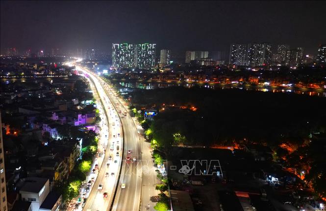 Nhiều người dân trở lại sớm sau kỳ nghỉ lễ nhưng giao thông vẫn thông thoáng trên tuyến đường Vành đai 3 tối 3/5 (ảnh chụp lúc 21 giờ). Ảnh: Tuấn Anh - TTXVN 
