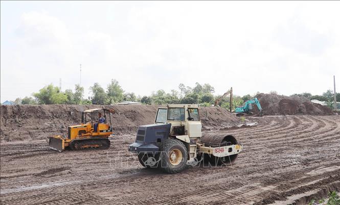 Phương tiện triển khai thi công tại nút giao An Thái Trung. Ảnh: Minh Trí - TTXVN