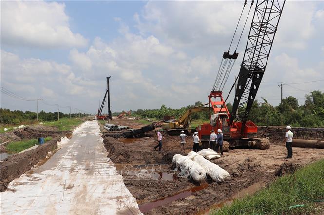Trên công trường thi công cao tốc Cao Lãnh – An Hữu thành phần 2 đoạn qua huyện Cái Bè, tỉnh Tiền Giang. Ảnh: Minh Trí - TTXVN