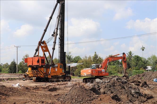 Trên công trường thi công cao tốc Cao Lãnh – An Hữu thành phần 2 đoạn qua huyện Cái Bè, tỉnh Tiền Giang. Ảnh: Minh Trí - TTXVN