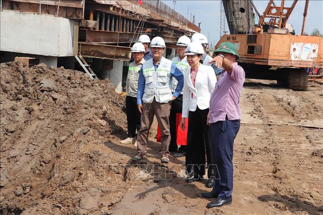 Chủ đầu tư kiểm tra, đôn đốc tiến độ công trình. Ảnh: Minh Trí - TTXVN