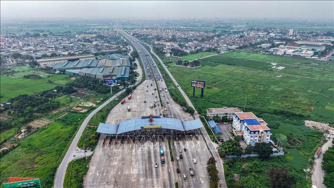 Các phương tiện di chuyển không bị ùn tắc trên cao tốc Pháp Vân - Cầu Giẽ về hướng Hà Nội. Ảnh: Hoàng Hiếu - TTXVN