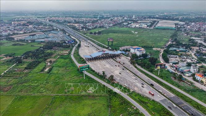 Các phương tiện di chuyển không bị ùn tắc trên cao tốc Pháp Vân - Cầu Giẽ về hướng Hà Nội. Ảnh: Hoàng Hiếu - TTXVN