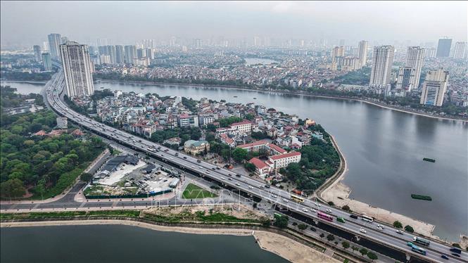 9h40 sáng 4/5, lưu lượng phương tiện di chuyển tăng cao trên đường Vành đai 3 đoạn qua Linh Đàm, nhưng vẫn không xảy ra ùn tắc. Ảnh: Hoàng Hiếu - TTXVN