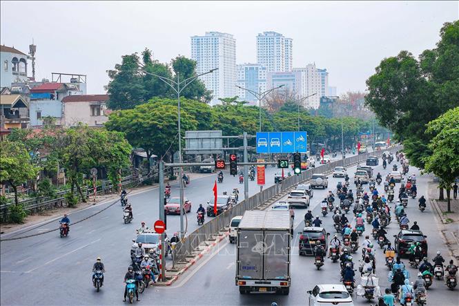 Sáng 4/5, các phương tiện di chuyển từ hướng Quốc lộ 1 A  vào nội thành Hà Nội tăng cao so với thường ngày. Ảnh: Hoàng Hiếu - TTXVN