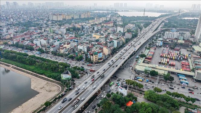 9h40 sáng 4/5, lưu lượng phương tiện di chuyển tăng cao trên đường Vành đai 3 đoạn nút giao Linh Đàm nhưng vẫn không xảy ra ùn tắc. Ảnh: Hoàng Hiếu - TTXVN