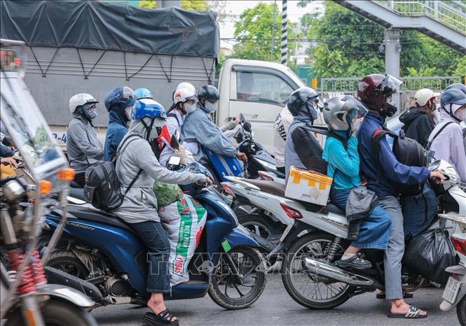 Những chiếc xe chở nặng hàng hoá, quà quê hướng từ Quốc lộ 1A về trung tâm Hà Nội. Ảnh: Hoàng Hiếu - TTXVN