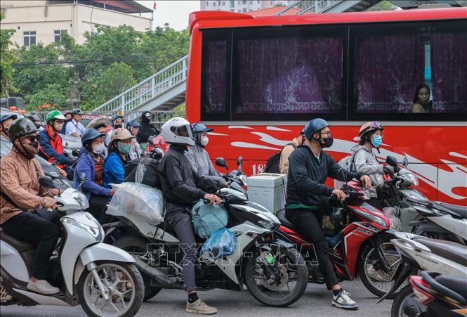 Người dân với lỉnh kỉnh đồ đạc quay trở lại Hà Nội sau kỳ nghỉ lễ 30/4 - 1/5/2025. Ảnh: Hoàng Hiếu - TTXVN