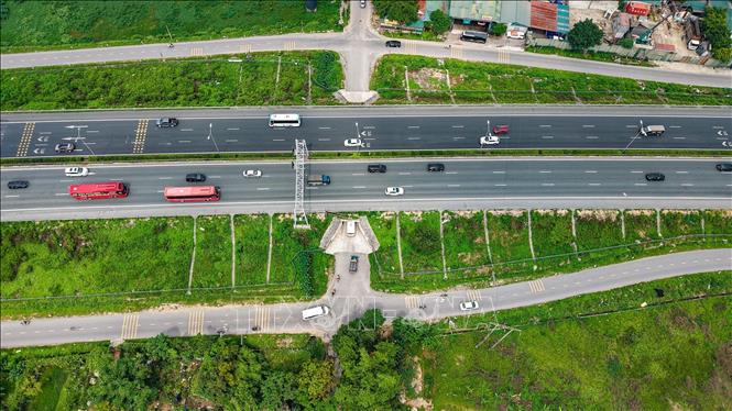 Các phương tiện di chuyển dễ dàng về Hà Nội trên cao tốc Pháp Vân - Cầu Giẽ. Ảnh: Hoàng Hiếu - TTXVN