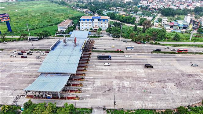 Tại trạm thu phí Pháp Vân, các phương tiện di chuyển thuận tiện trong sáng 4/5. Ảnh: Hoàng Hiếu - TTXVN